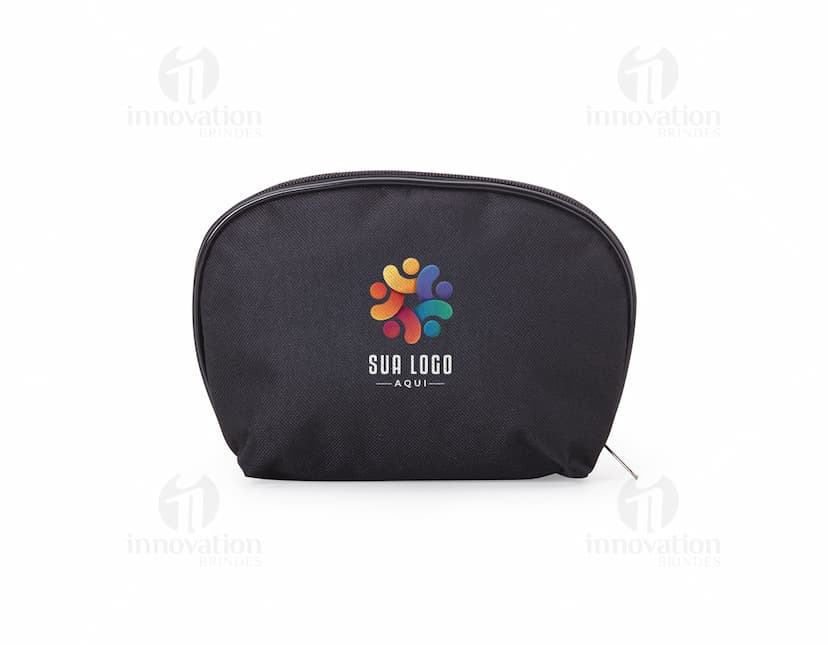 Nécessaire de Nylon Prática preta em formato horizontal, com textura moderna e brilhante. Feita em nylon, é um acessório de moda elegante e funcional, ideal para armazenar itens de higiene pessoal e cuidados médicos.