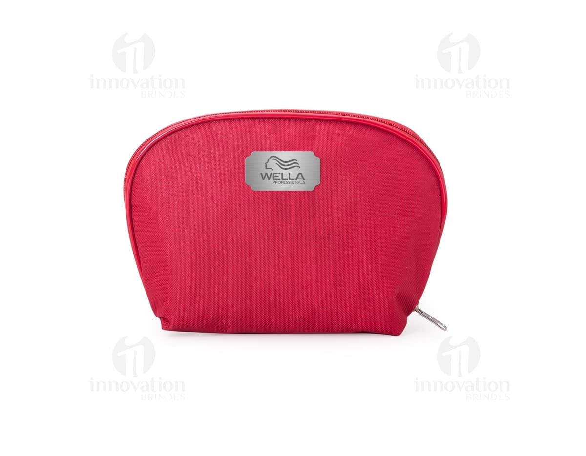 Nécessaire de Nylon Prática preta em formato horizontal, com textura moderna e brilhante. Feita em nylon, é um acessório de moda elegante e funcional, ideal para armazenar itens de higiene pessoal e cuidados médicos.