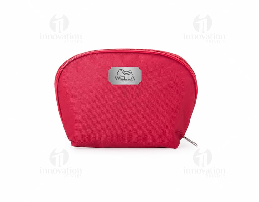 Nécessaire de Nylon Prática preta em formato horizontal, com textura moderna e brilhante. Feita em nylon, é um acessório de moda elegante e funcional, ideal para armazenar itens de higiene pessoal e cuidados médicos.