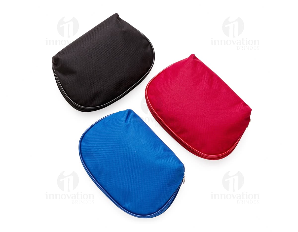 Nécessaire de Nylon Prática preta em formato horizontal, com textura moderna e brilhante. Feita em nylon, é um acessório de moda elegante e funcional, ideal para armazenar itens de higiene pessoal e cuidados médicos.