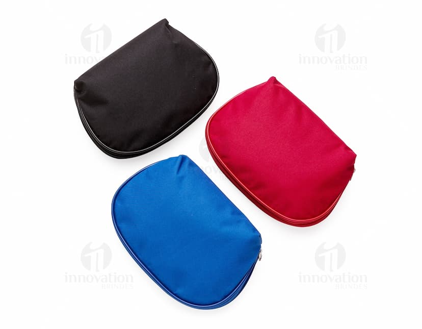 Nécessaire de Nylon Prática preta em formato horizontal, com textura moderna e brilhante. Feita em nylon, é um acessório de moda elegante e funcional, ideal para armazenar itens de higiene pessoal e cuidados médicos.