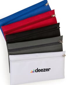 Nécessaire em nylon 600 com zíper resistente em diversas cores, ideal para guardar documentos, livros, material escolar e objetos de escritório. Te ajuda a manter tudo organizado e em um só lugar.