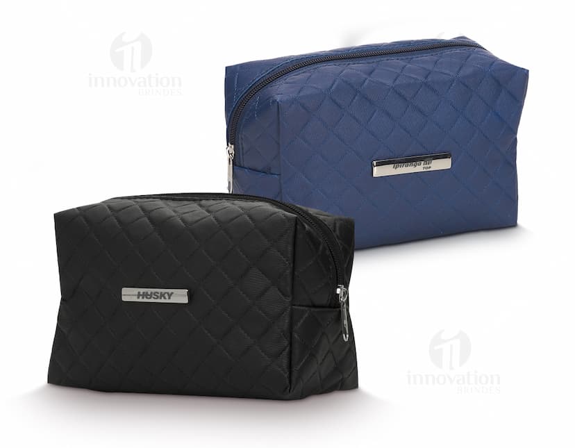 Nécessaire puff matelassê dourada, ideal para presentear. Perfeita para guardar seus pertences com estilo e elegância. Compre agora!