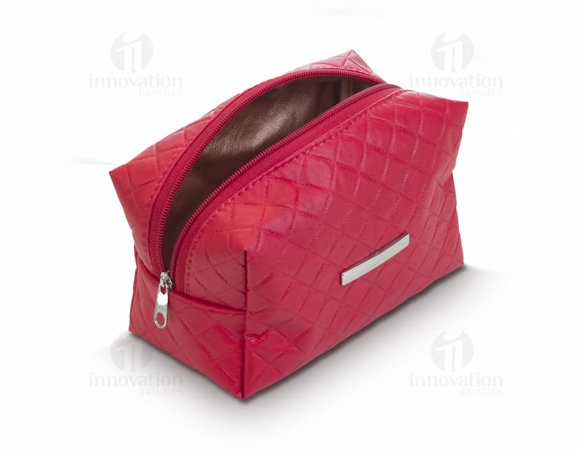 Necessaire puff matelassê - Luxo e praticidade em um só lugar! Ideal para presentear ou guardar seus pertences com estilo. A necessaire puff matelassê é perfeita para qualquer ocasião, seja para viagens ou para o dia a dia. Garanta já a sua!