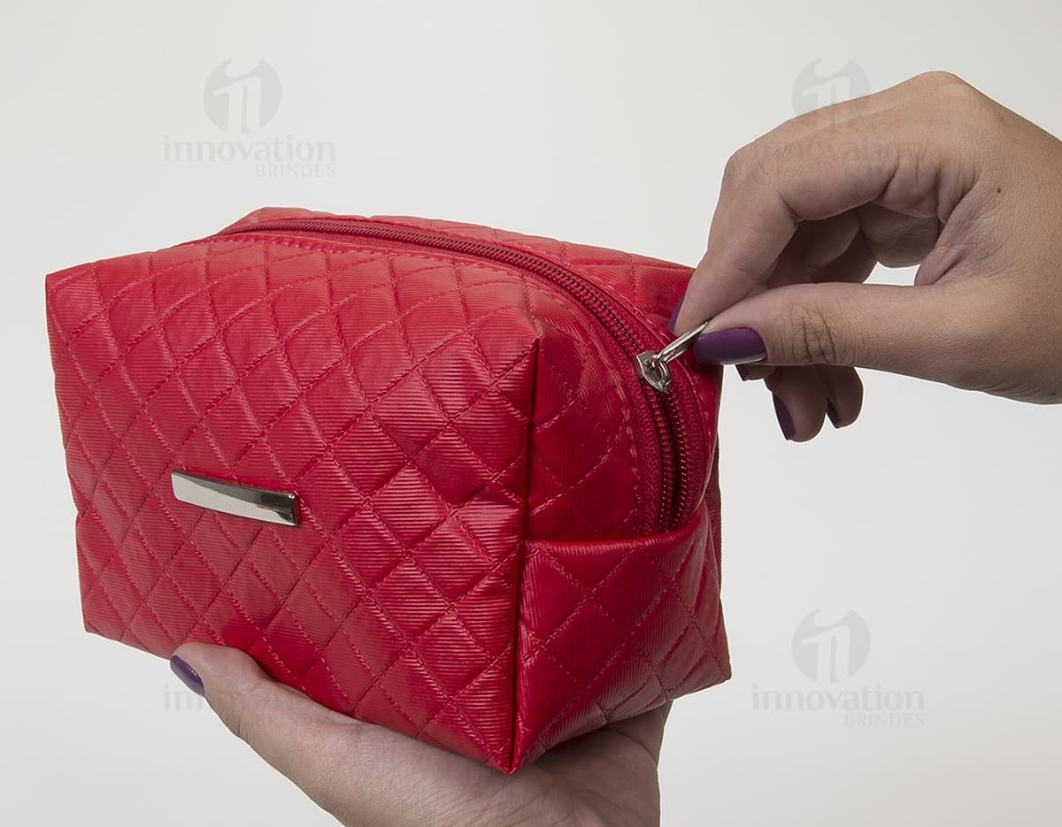 Necessaire puff matelassê em couro amarelo - perfeita para te acompanhar em todas as ocasiões especiais! Ideal para presentear ou para guardar seus itens com muito estilo. Adquira já a sua e surpreenda!
