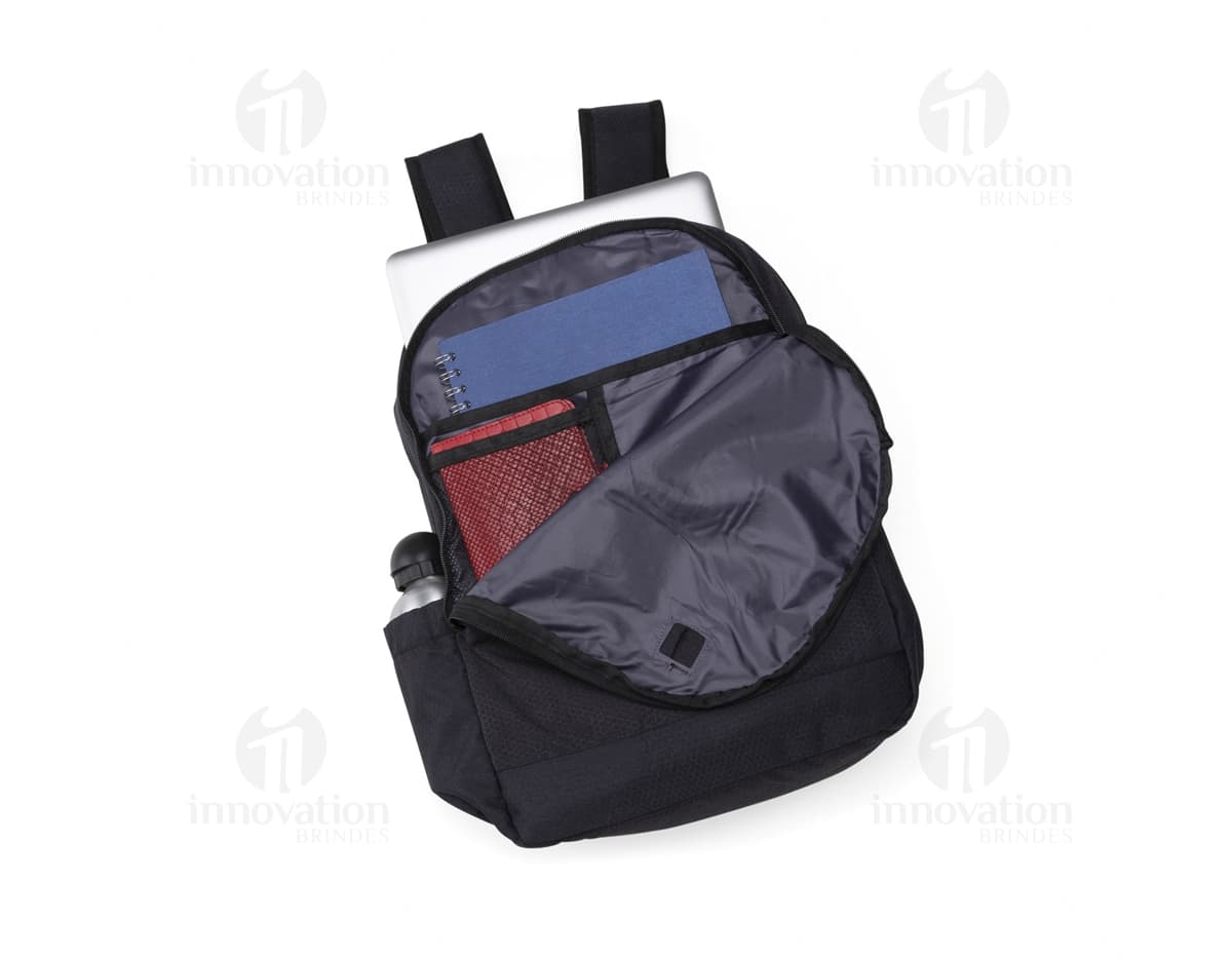 Mochila moderna em poliéster para notebook, ideal para viagens de negócios ou lazer. Com design elegante, possui espaço amplo e compartimento acolchoado para seu laptop. Confeccionada em material resistente, tem alças ajustáveis e zíper para maior segurança. Leve e prática, a mochila é o acessório perfeito para quem busca estilo e organização. Garanta já a sua!