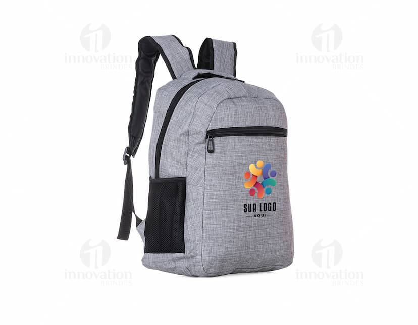 Mochila de poliéster preta - leve, prática e elegante para viagens e negócios. Compartimento espaçoso, alças confortáveis e zíper durável. Perfeita para quem busca estilo e funcionalidade.