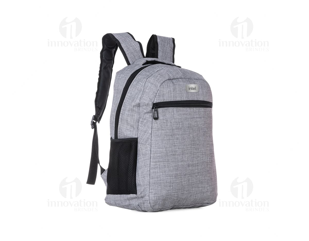 Mochila em poliéster preta para viagem e negócios. Com zíper, alça ajustável e elegante design, é perfeita para transporte de equipamentos e acessórios. Ideal para quem busca estilo e praticidade. Adquira já a sua!