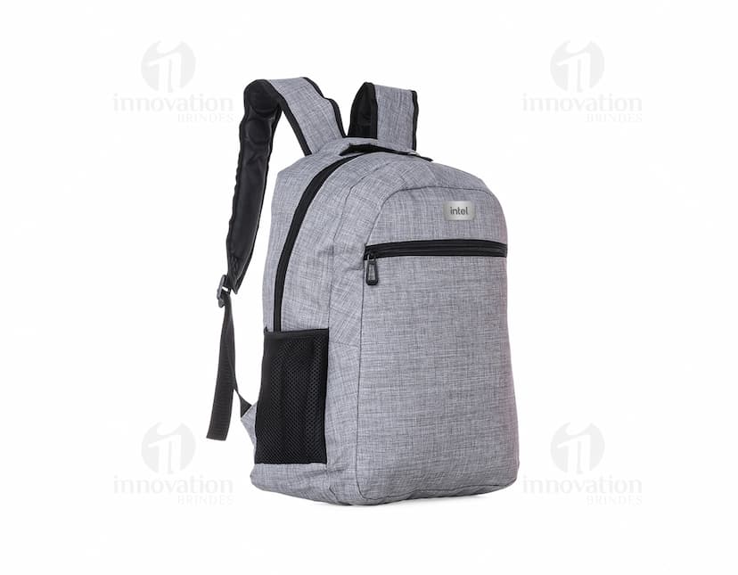Mochila em poliéster preta para viagem e negócios. Com zíper, alça ajustável e elegante design, é perfeita para transporte de equipamentos e acessórios. Ideal para quem busca estilo e praticidade. Adquira já a sua!