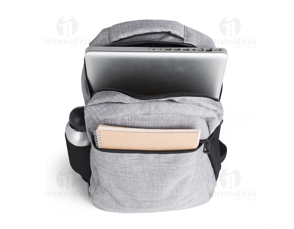 Mochila em poliéster preto para viagens e negócios. Com design moderno e elegante, possui alça resistente, zíper e bolso para objetos. Ideal para quem busca praticidade e estilo em suas jornadas. Adquira já a sua!