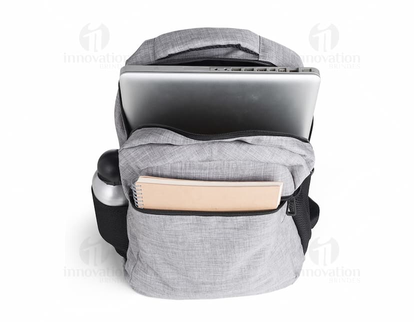 Mochila em poliéster preto para viagens e negócios. Com design moderno e elegante, possui alça resistente, zíper e bolso para objetos. Ideal para quem busca praticidade e estilo em suas jornadas. Adquira já a sua!
