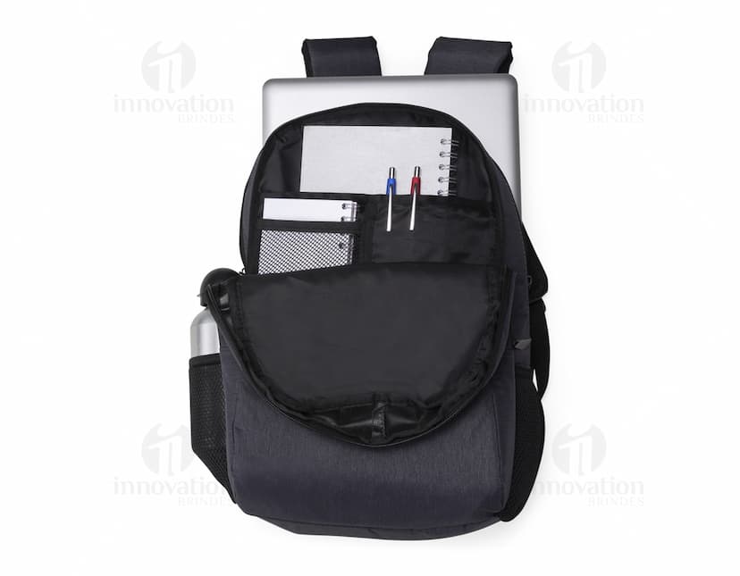 Mochila de poliéster preta, ideal para viagens de negócios ou passeios casuais. Com design moderno e elegante, possui alça de ombro ajustável e grande capacidade de armazenamento. Perfeita para quem preza estilo e praticidade. Adquira já a sua!