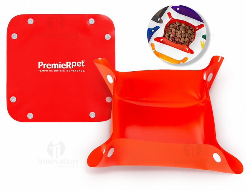 Tigela Plástica amarela para Pets em forma de cubo, com design 3D e símbolo de investimento em ouro. A imagem mostra um objeto colorido, vazio e de plástico, com reflexos brilhantes e sombra.