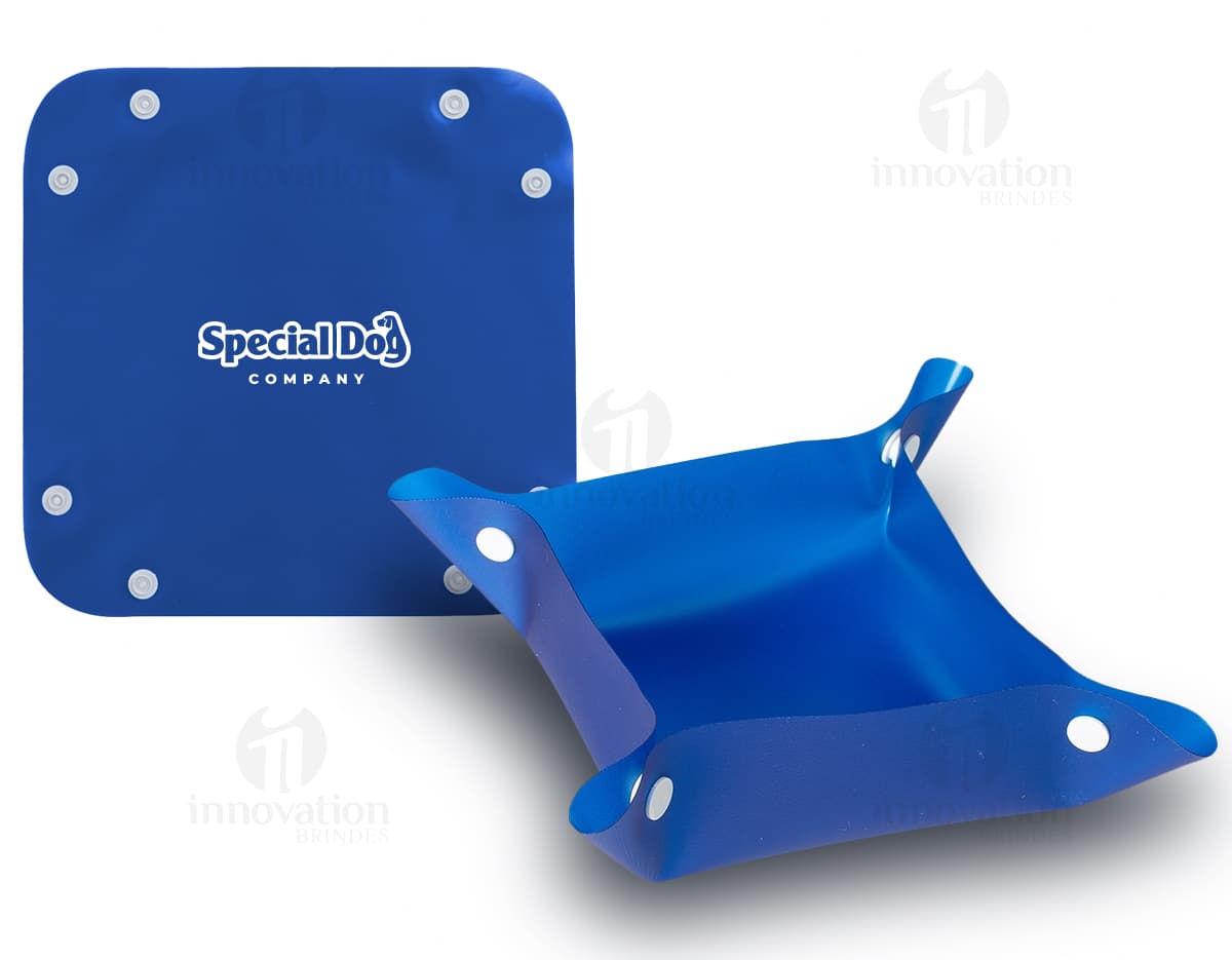 Tigela Plástica amarela para Pets em forma de cubo, com design 3D e símbolo de investimento em ouro. A imagem mostra um objeto colorido, vazio e de plástico, com reflexos brilhantes e sombra.