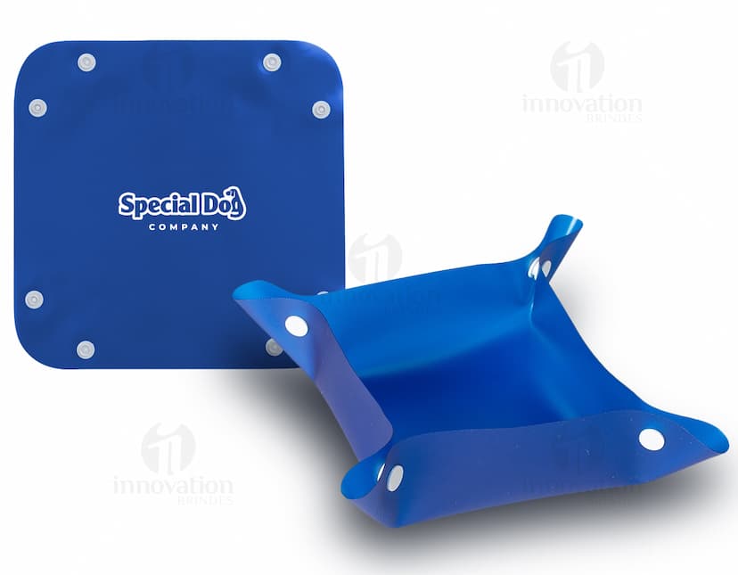 Tigela Plástica amarela para Pets em forma de cubo, com design 3D e símbolo de investimento em ouro. A imagem mostra um objeto colorido, vazio e de plástico, com reflexos brilhantes e sombra.