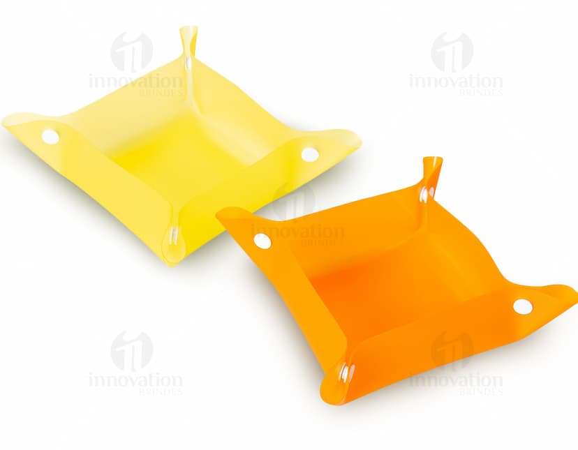 Tigela Plástica amarela para Pets em forma de cubo, com design 3D e símbolo de investimento em ouro. A imagem mostra um objeto colorido, vazio e de plástico, com reflexos brilhantes e sombra.
