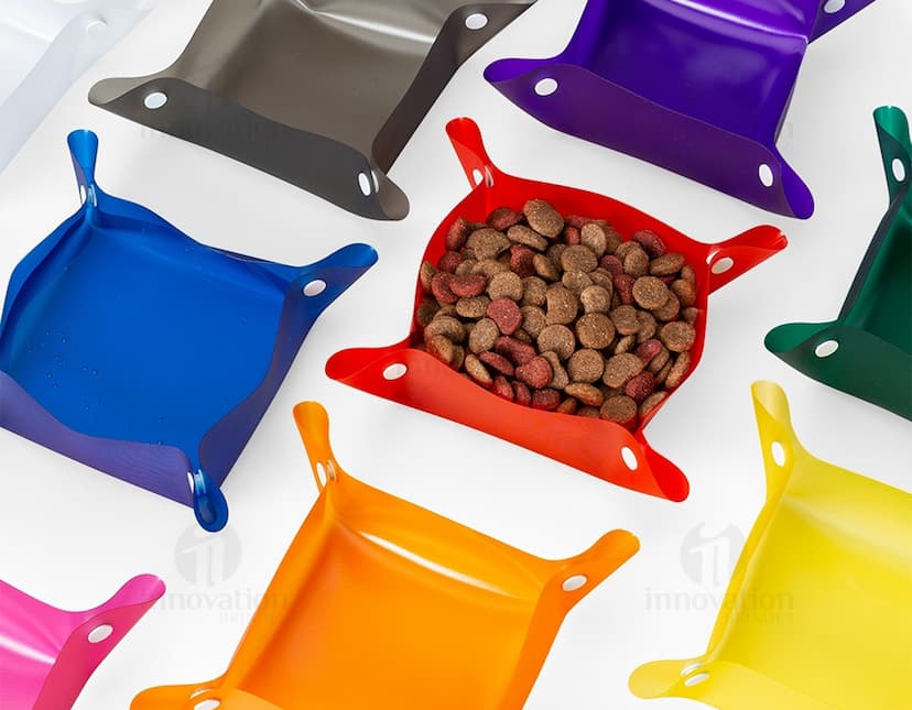 Tigela Plástica amarela para Pets em forma de cubo, com design 3D e símbolo de investimento em ouro. A imagem mostra um objeto colorido, vazio e de plástico, com reflexos brilhantes e sombra.