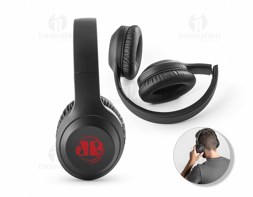 Fones de ouvido wireless dobráveis em prata e preto, feitos de metal e plástico. Com design moderno e tecnológico, possuem microfone integrado, conexão Bluetooth e cabo para carregamento. Ideal para ouvir música com qualidade de som estéreo em qualquer lugar.