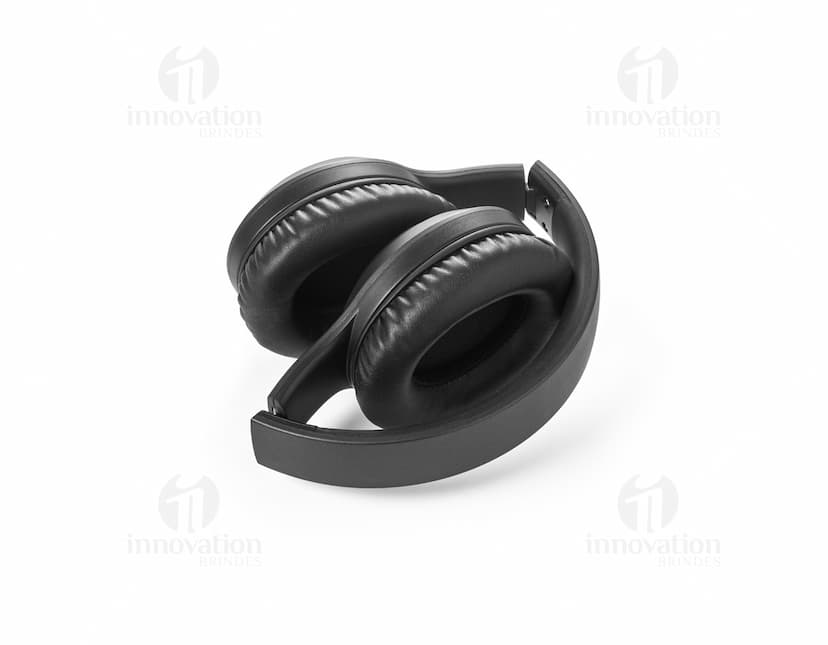 Fones de ouvido wireless dobráveis em prata e preto, feitos de metal e plástico. Com design moderno e tecnológico, possuem microfone integrado, conexão Bluetooth e cabo para carregamento. Ideal para ouvir música com qualidade de som estéreo em qualquer lugar.