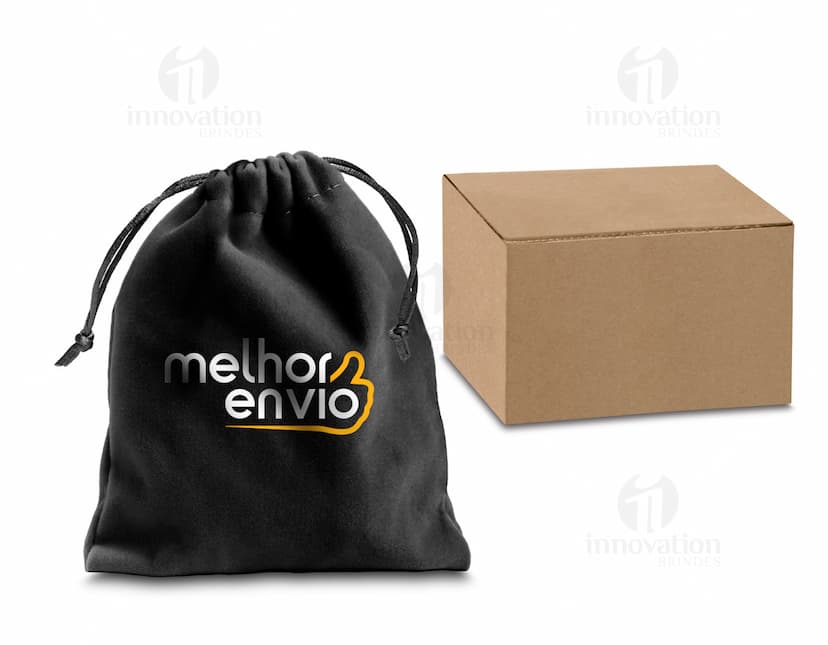 Fones de ouvido wireless dobráveis em prata e preto, feitos de metal e plástico. Com design moderno e tecnológico, possuem microfone integrado, conexão Bluetooth e cabo para carregamento. Ideal para ouvir música com qualidade de som estéreo em qualquer lugar.