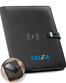 Pasta A5 em poliéster reciclado preta, ideal para armazenar dinheiro, documentos, objetos pessoais e tecnológicos. Possui compartimentos para guardar cartões, nota fiscal, crachá e outros pertences. Design moderno e resistente, perfeito para uso no escritório, reuniões de negócios ou no dia a dia.