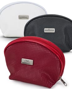 Necessaire de couro sintético preta para um estilo sofisticado e moderno. Perfeita para guardar seus pertences com elegância. Ideal para presentear ou para uso pessoal. Adquira já o seu!
