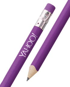 Lápis dureza HB c/ certificação Inmetro em uma variedade de cores vibrantes e brilhantes, incluindo amarelo, laranja, rosa, roxo e preto, em um fundo de papel branco. Estão alinhados em várias fileiras, prontos para uso em trabalhos artísticos, educacionais ou de escritório.