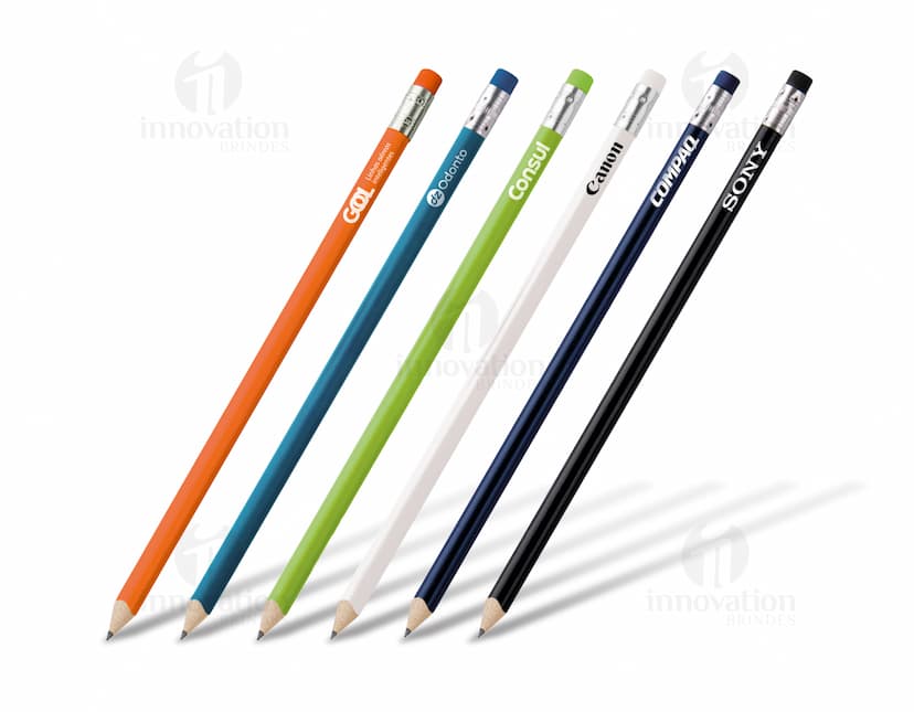 Lápis dureza HB c/ certificação Inmetro em uma variedade de cores vibrantes e brilhantes, incluindo amarelo, laranja, rosa, roxo e preto, em um fundo de papel branco. Estão alinhados em várias fileiras, prontos para uso em trabalhos artísticos, educacionais ou de escritório.