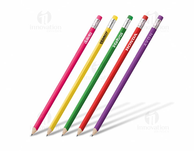 Lápis dureza HB c/ certificação Inmetro em uma variedade de cores vibrantes e brilhantes, incluindo amarelo, laranja, rosa, roxo e preto, em um fundo de papel branco. Estão alinhados em várias fileiras, prontos para uso em trabalhos artísticos, educacionais ou de escritório.