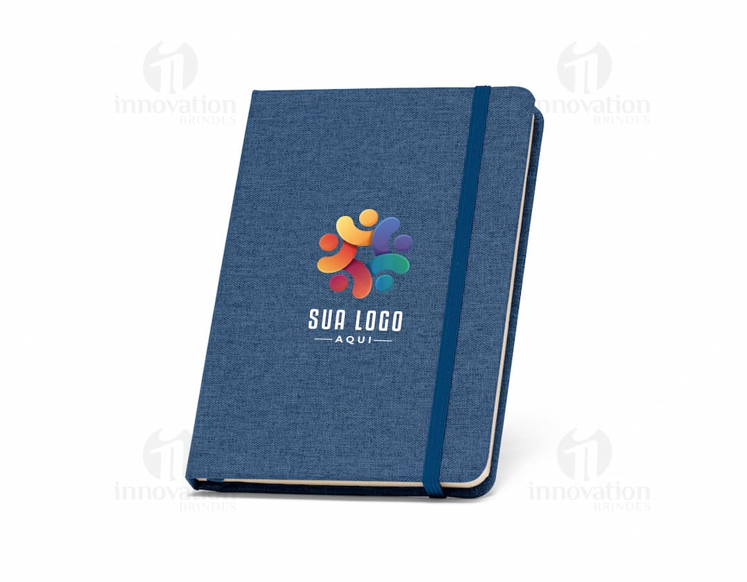 Caderno A5 com capa dura em RPET, ideal para organização no escritório. Confeccionado com material reciclado, é perfeito para anotações e guardar documentos. Garanta já o seu!