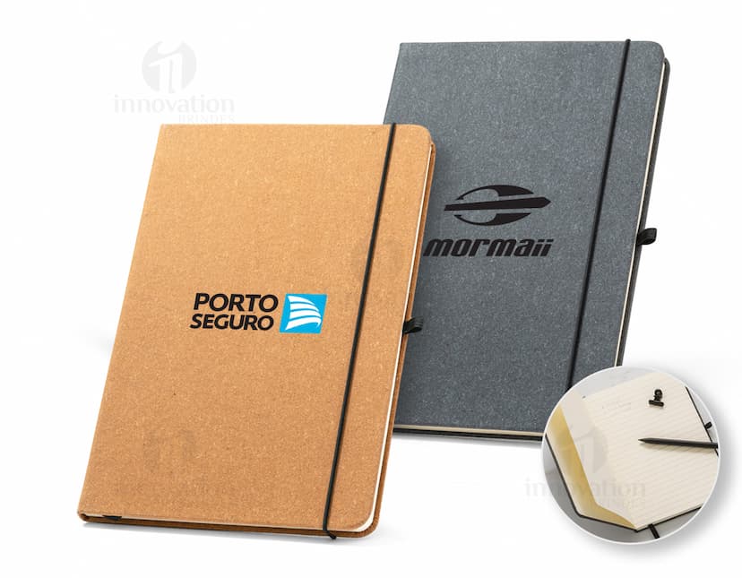 Caderno A5 com capa dura, perfeito para suas anotações no escritório. Ideal para fazer listas, escrever lembretes e organizar suas tarefas. A capa resistente garante durabilidade. Adquira já o seu!