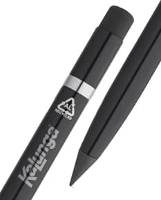 Caneta sem tinta em alumínio sobre papel branco, utilizada como ponteiro e indicador em ambientes de negócios e escritórios. A imagem mostra o equipamento de escrita em close-up, com detalhes em metal prateado e design elegante. Perfeito para escrever, assinar documentos e fazer planos financeiros.