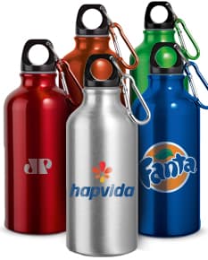 Garrafa esportiva em alumínio - Mantenha-se hidratado com estilo durante seus treinos. Feita em alumínio resistente, essa garrafa é a escolha perfeita para manter sua bebida gelada por mais tempo. Ideal para água, sucos ou até mesmo shakes pós-treino. Leve, prática e durável, essa garrafa esportiva é o acessório essencial para sua rotina de exercícios. Adquira já a sua! #garrafaesportiva #aluminio #hidratacao #treino #fitness