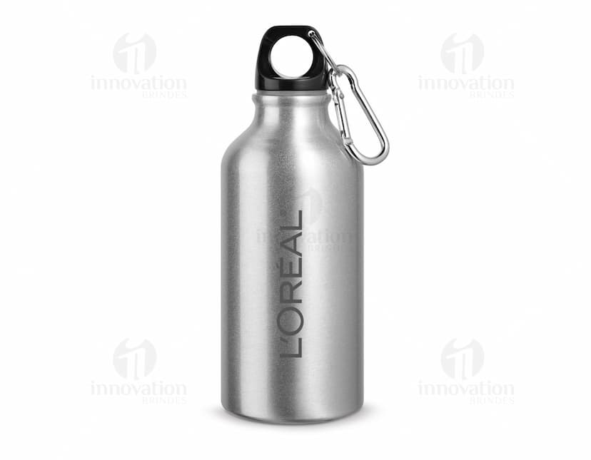 Garrafa esportiva em alumínio para manter a hidratação sempre em dia durante seus treinos. Feita com material resistente e leve, perfeita para levar a qualquer lugar. Ideal para água ou seu shake pós-treino. Não perca a oportunidade de adquirir a sua!
