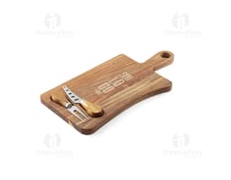 Tabla de quesos de madera de acacia con cuchillo y tenedor de acero. Producto antiguo, con detalles en metal, incluyendo un