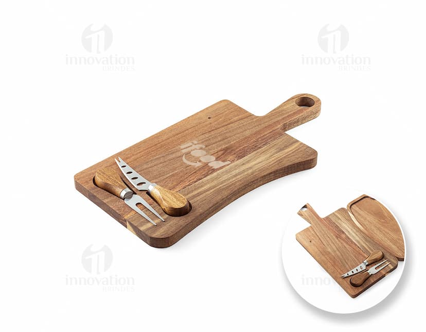 Tábua de queijos em madeira de acácia com faca e garfo de aço. Produto antigo, com detalhes em metal, incluindo uma trava e uma chave para segurança. Ideal para uso em casa ou no trabalho, possui um design vintage e um acabamento em madeira marrom.