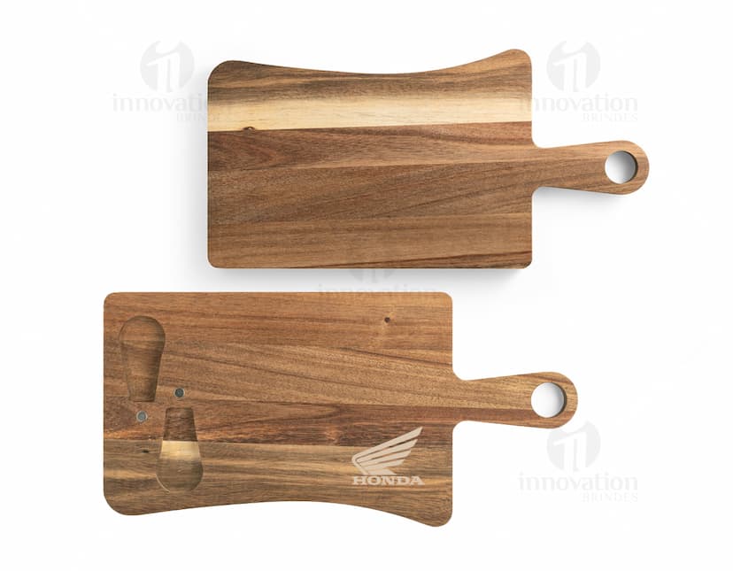 Tábua de queijos em madeira de acácia com faca e garfo de aço. Produto antigo, com detalhes em metal, incluindo uma trava e uma chave para segurança. Ideal para uso em casa ou no trabalho, possui um design vintage e um acabamento em madeira marrom.