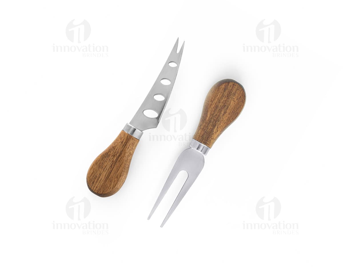 Tábua de queijos em madeira de acácia com faca e garfo de aço. Produto antigo, com detalhes em metal, incluindo uma trava e uma chave para segurança. Ideal para uso em casa ou no trabalho, possui um design vintage e um acabamento em madeira marrom.
