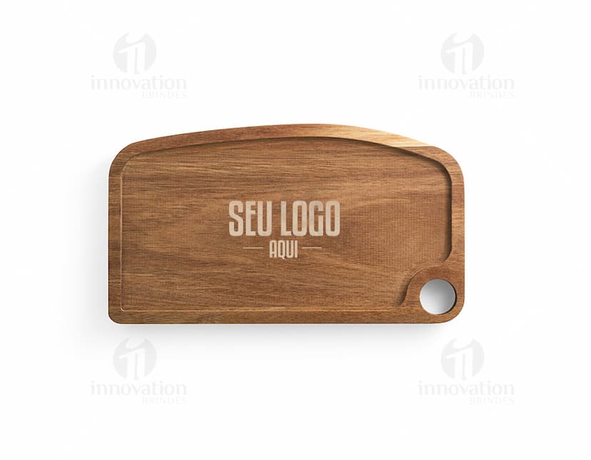 Tábua de queijos em madeira de acácia para um serviço de brindes elegantes e sofisticados. Ideal para presentear clientes e parceiros de negócios. Adicione um toque de estilo e classe aos seus eventos corporativos com esta peça de alta qualidade.