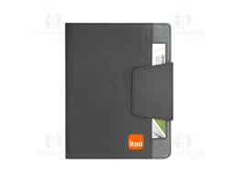 Notebook A5 com capa de couro sintético preto aberto sobre uma mesa de escritório. O caderno está vazio, com um teclado de