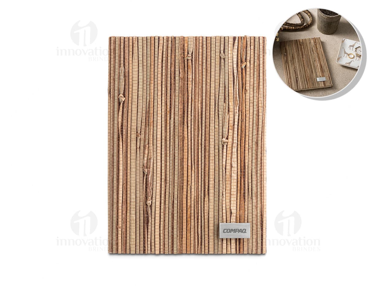 Caderno A5 em palha natural, perfeito para quem busca um estilo vintage e sustentável. Feito em material isolante e resistente, ideal para anotações e desenhos. Adicione um toque de rusticidade e charme ao seu dia a dia com este lindo caderno de design exclusivo. Aproveite!