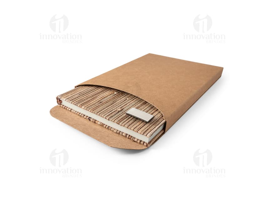 Caderno A5 em palha natural - Ideal para anotações e organização! Com capa em palha natural, este caderno é perfeito para quem busca um toque rústico e elegante. Perfeito para escrita, desenhos e planejamentos. Garanta já o seu!