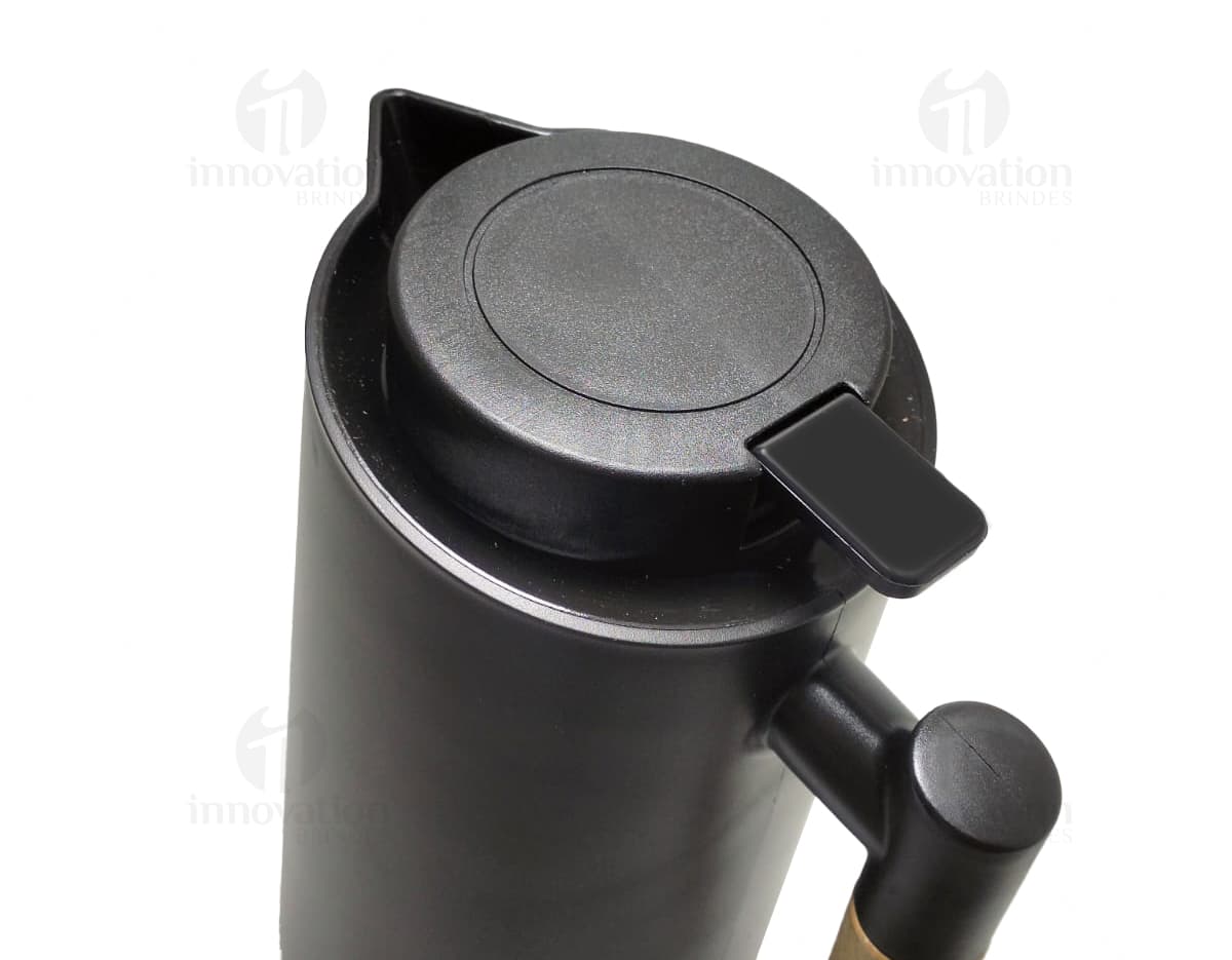 Garrafa térmica 1 litro - Mantenha suas bebidas preferidas sempre na temperatura ideal com esta garrafa térmica de 1 litro. Ideal para viagens, trabalho ou lazer, possui design moderno e eficiente. Adquira já a sua e garanta praticidade e qualidade a cada gole. Aproveite!