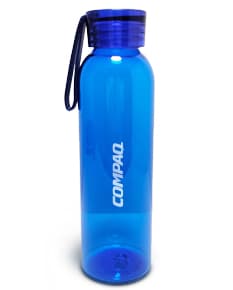 Garrafa Plástica 610ml transparente com tampa de rosca, ideal para armazenar água e outras bebidas, mantendo-as frescas e saudáveis.