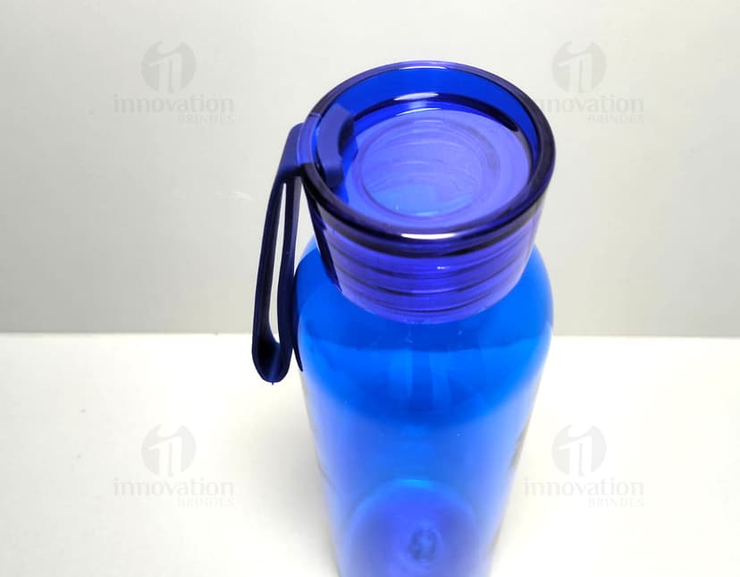 Garrafa Plástica 610ml transparente com tampa de rosca, ideal para armazenar água e outras bebidas, mantendo-as frescas e saudáveis.