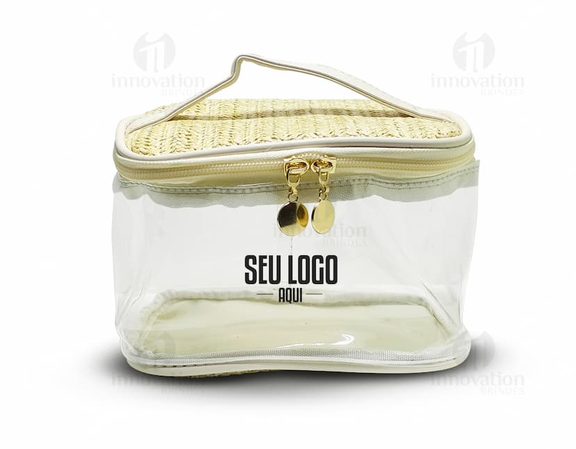 Nécessaire PVC e Palha: imagem contendo óculos de sol, óculos, dispositivo, óculos de sol, metal, instrumento óptico, chave, detalhe, prata, adaga, aço, binóculo, arma, faca, instrumento, objeto, ouro, fecho, moda, anel, ferramenta, negócios, óculos, equipamento, casamento, brilhante, par, papel, finanças, aberto, restrição, dourado, cromado, corrente, trabalho, decoração, noivado, luxo, dois, ferramentas, tecnologia, estilo, metálico, luz, reflexo, apito, vidro, chave inglesa, médico, joia, moderno.