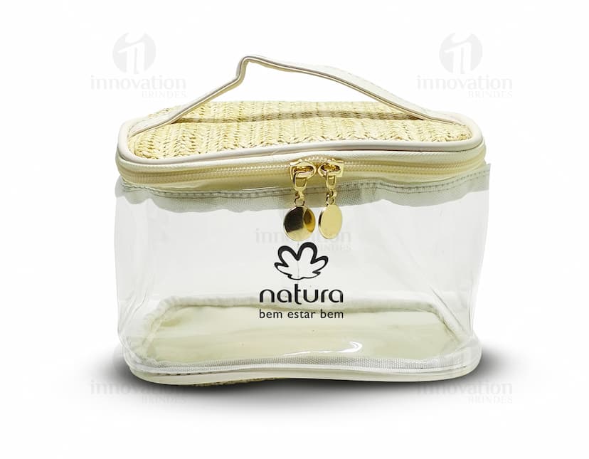 Nécessaire PVC e Palha: imagem contendo óculos de sol, óculos, dispositivo, óculos de sol, metal, instrumento óptico, chave, detalhe, prata, adaga, aço, binóculo, arma, faca, instrumento, objeto, ouro, fecho, moda, anel, ferramenta, negócios, óculos, equipamento, casamento, brilhante, par, papel, finanças, aberto, restrição, dourado, cromado, corrente, trabalho, decoração, noivado, luxo, dois, ferramentas, tecnologia, estilo, metálico, luz, reflexo, apito, vidro, chave inglesa, médico, joia, moderno.