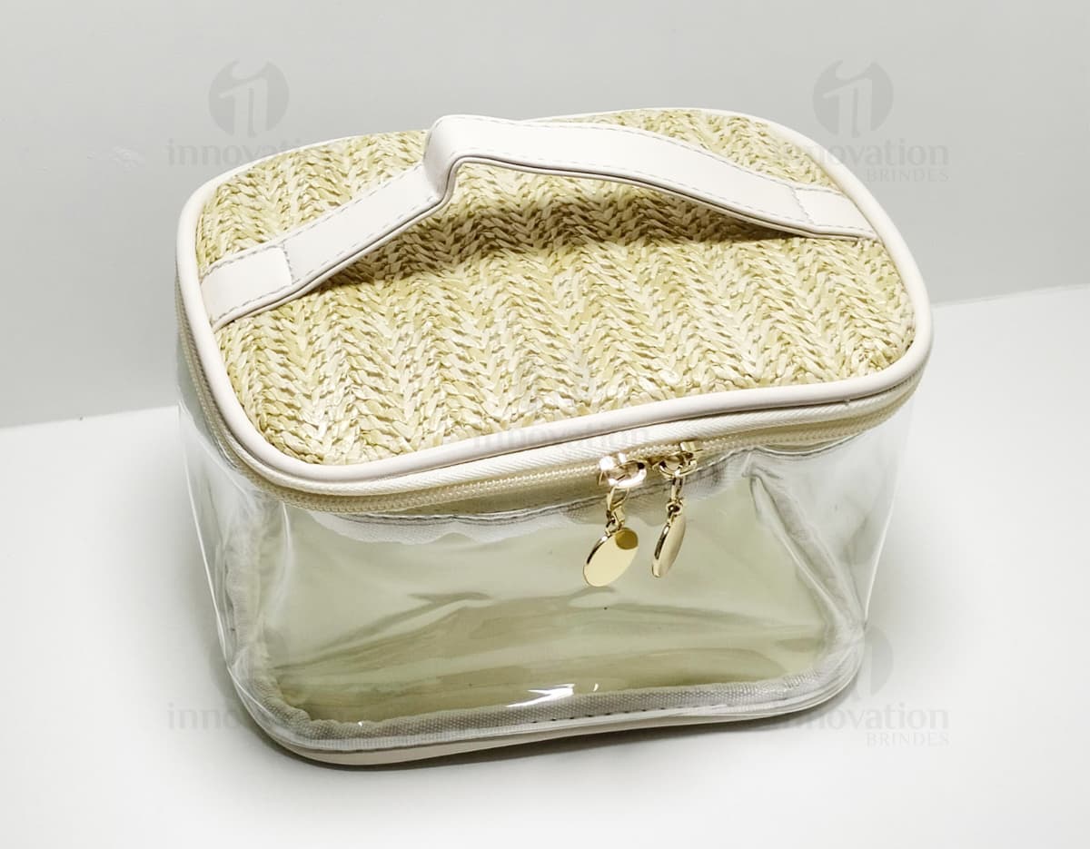 Nécessaire PVC e Palha: imagem contendo óculos de sol, óculos, dispositivo, óculos de sol, metal, instrumento óptico, chave, detalhe, prata, adaga, aço, binóculo, arma, faca, instrumento, objeto, ouro, fecho, moda, anel, ferramenta, negócios, óculos, equipamento, casamento, brilhante, par, papel, finanças, aberto, restrição, dourado, cromado, corrente, trabalho, decoração, noivado, luxo, dois, ferramentas, tecnologia, estilo, metálico, luz, reflexo, apito, vidro, chave inglesa, médico, joia, moderno.
