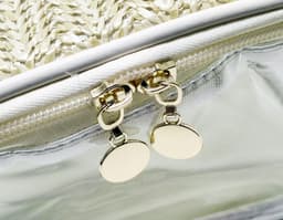 Neceser PVC y Pasta: imagen que contiene gafas de sol, gafas, dispositivo, gafas de sol, metal, instrumento óptico, llave
