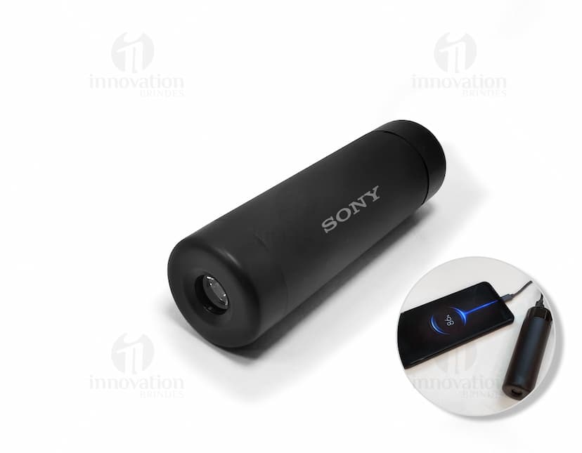 Power Bank 4.000mAh com Lanterna preto, moderno, sistema de áudio, dispositivo eletrônico, equipamento de tecnologia, objeto em metal, 3D, brilhante, compacto e potente para carregar seu aparelho enquanto ouve música.